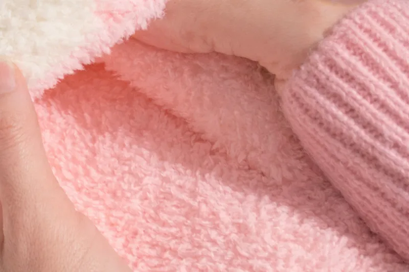 soft plush lining detail of slippers suitable for PP cotton filling